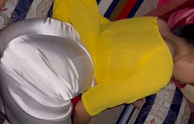 dit-co-giao-ngu-van-trong-bo-ao-dai-mau-vang