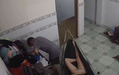 hack-camera-gia-dinh-me-thu-dam-luc-con-trai-dung-sat-ben